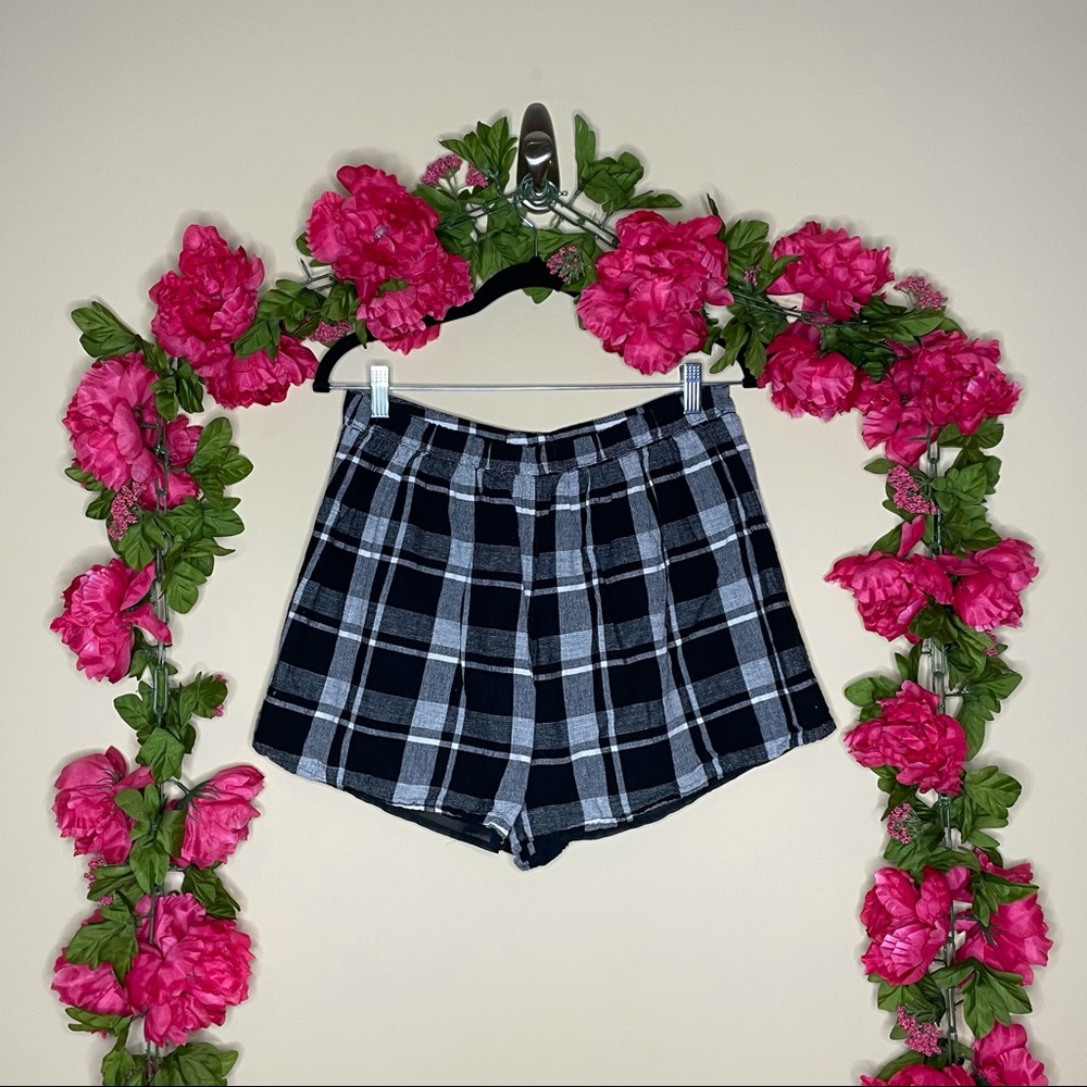 American Eagle Black & White Plaid High Waisted Shorts Size L - Picture 6 of 8